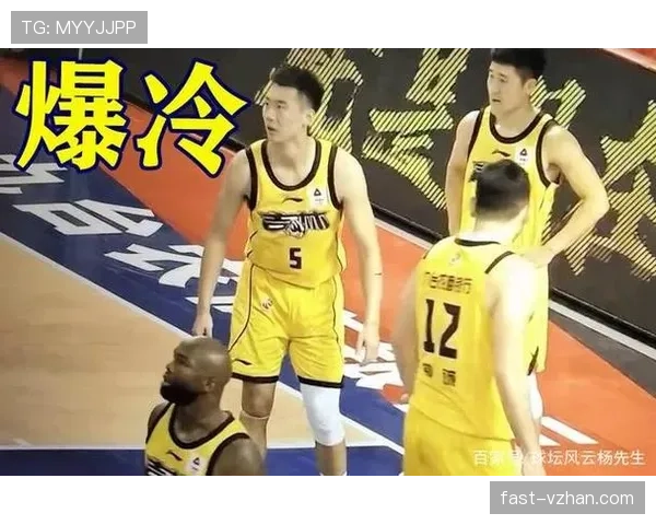篮球规则解析:比赛中篮球意外碰到裁判时该怎么判罚? 篮球规则解析:比赛中篮球意外碰到裁判时该怎么判罚?